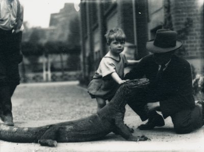 Jongen met een komodovaraan door Frederick William Bond